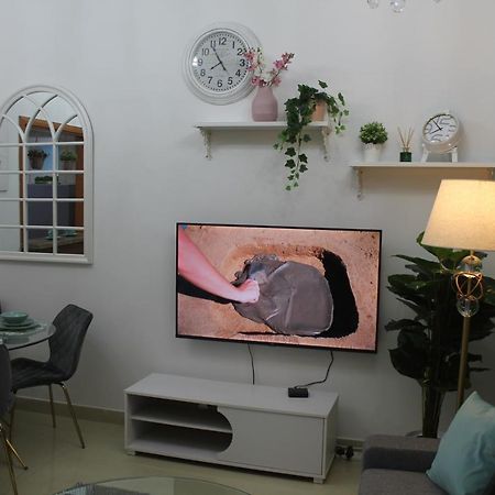 Newly Furnished One Bedroom Apartment Next To Metro & Beach In Marina Residence Дубай Екстериор снимка